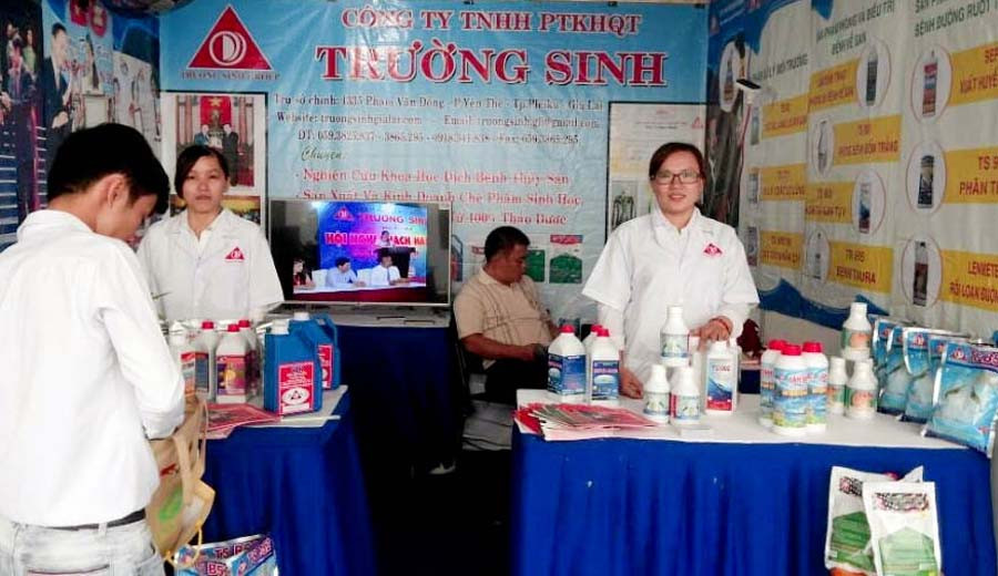 Thuốc trị bệnh thủy sản giúp bà con nuôi trồng thủy sản có hiệu quả cao. Ảnh: Trần Dung