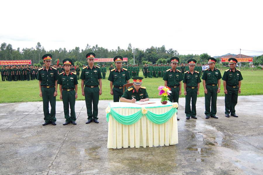 Đại tá Phạm Công Việt-Chính ủy Lữ đoàn, ghi nhận giao ước thi đua. Ảnh: V.H Đại tá Phạm Công Việt-Chính uỷ Lữ đoàn, ghi nhận giao ước thi đua. Ảnh: V.H