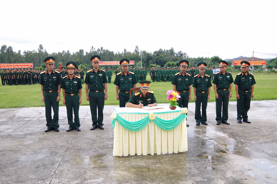 Đại tá Phạm Công Việt-Chính uỷ Lữ đoàn, ghi nhận giao ước thi đua. Ảnh: V.H