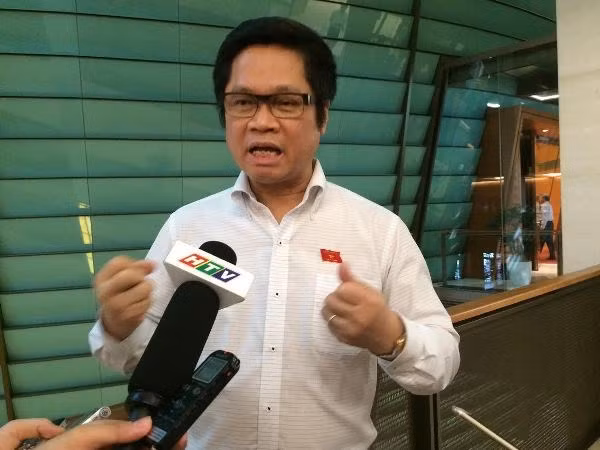 Đại biểu Vũ Tiến Lộc trả lời báo chí bên lề Quốc hội.