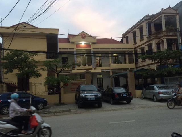 Trụ sở Viện Kiểm sát huyện Quốc Oai-nơi phát hiện ông Chuẩn bị thương. (Ảnh: Danviet.vn) Trụ sở Viện Kiểm sát huyện Quốc Oai-nơi phát hiện ông Chuẩn bị thương. (Ảnh: Danviet.vn)