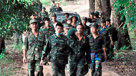 Lực lượng quân đội được điều động để đưa thi thể các phi công xuống chùa Kim Liên. Lực lượng quân đội được điều động để đưa thi thể các phi công xuống chùa Kim Liên.