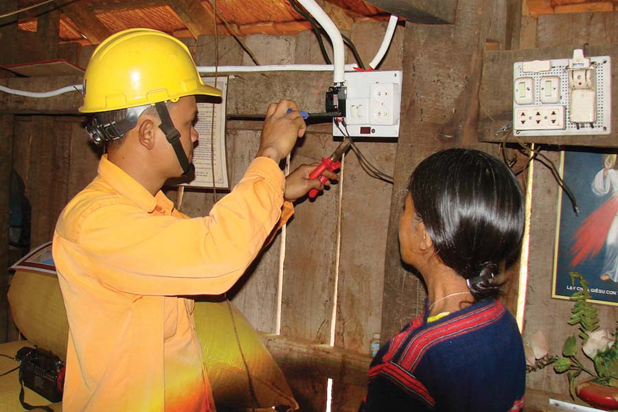 Công ty Điện lực Gia Lai xử lý sự cố an toàn điện. Ảnh: H.D Công ty Điện lực Gia Lai xử lý sự cố an toàn điện. Ảnh: H.D