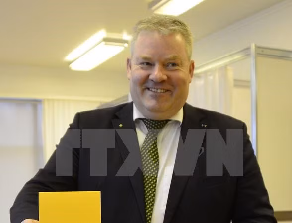 Thủ tướng Iceland Sigurdur Ingi Johannsson bỏ phiếu tại điểm bầu cử ở Fludir ngày 29-10.