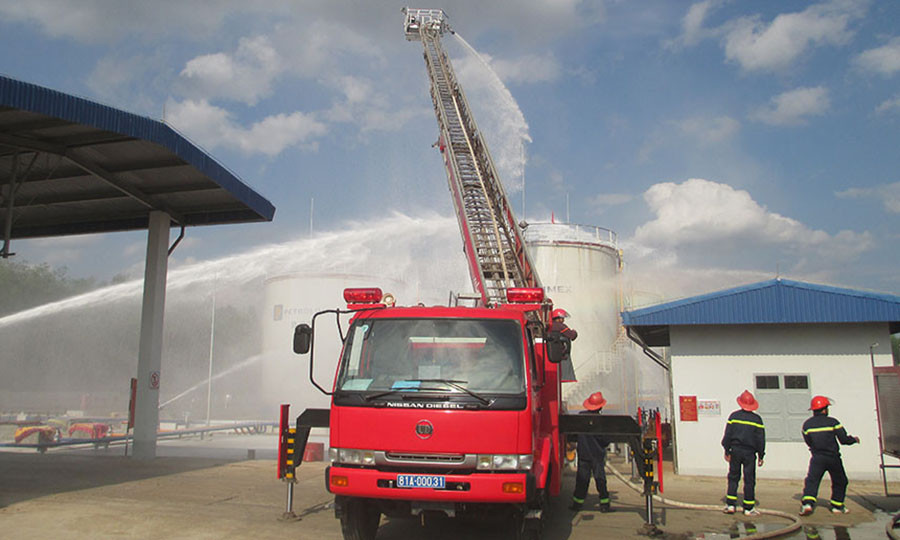 Diễn tập phòng cháy chữa cháy. Ảnh: Lê Anh