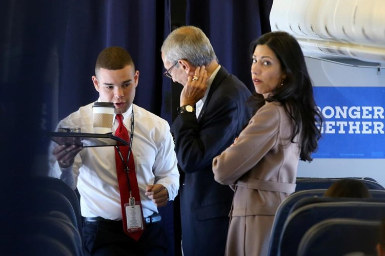 Giám đốc chiến dịch tranh cử của bà Clinton là John Podesta và cô Huma Abedin trên máy bay từ New York tới Miami.