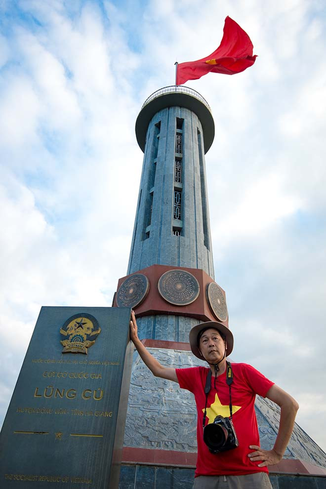 Tác giả Phạm Dực bên cột cờ Lũng Cú Tác giả Phạm Dực bên cột cờ Lũng Cú