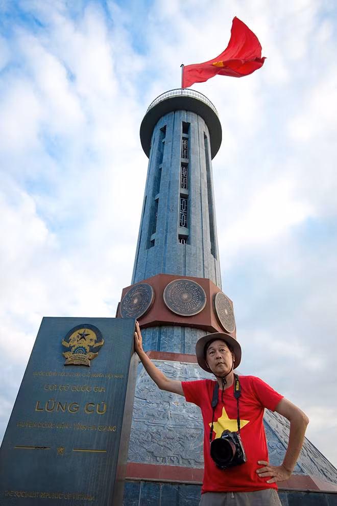 Tác giả Phạm Dực bên cột cờ Lũng Cú