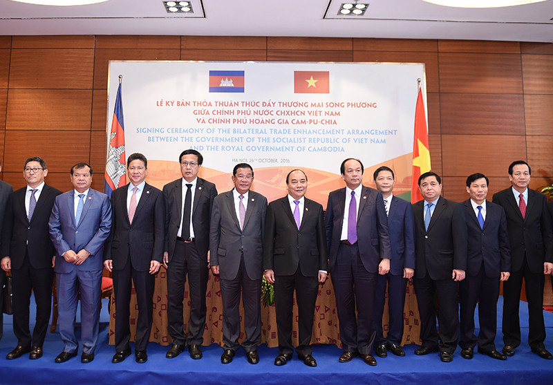 Lãnh đạo hai nước Việt Nam và Campuchia chụp ảnh lưu niệm tại lễ ký kết.