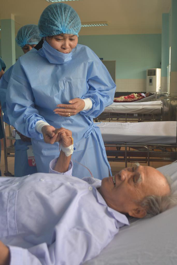 Bà Huỳnh Nữ Thu Hà tặng quà và thăm hỏi 3 bệnh nhân vừa phẫu thuật thành công bệnh tim. Ảnh: N.T Bà Huỳnh Nữ Thu Hà tặng quà và thăm hỏi 3 bệnh nhân vừa phẫu thuật thành công bệnh tim. Ảnh: N.T