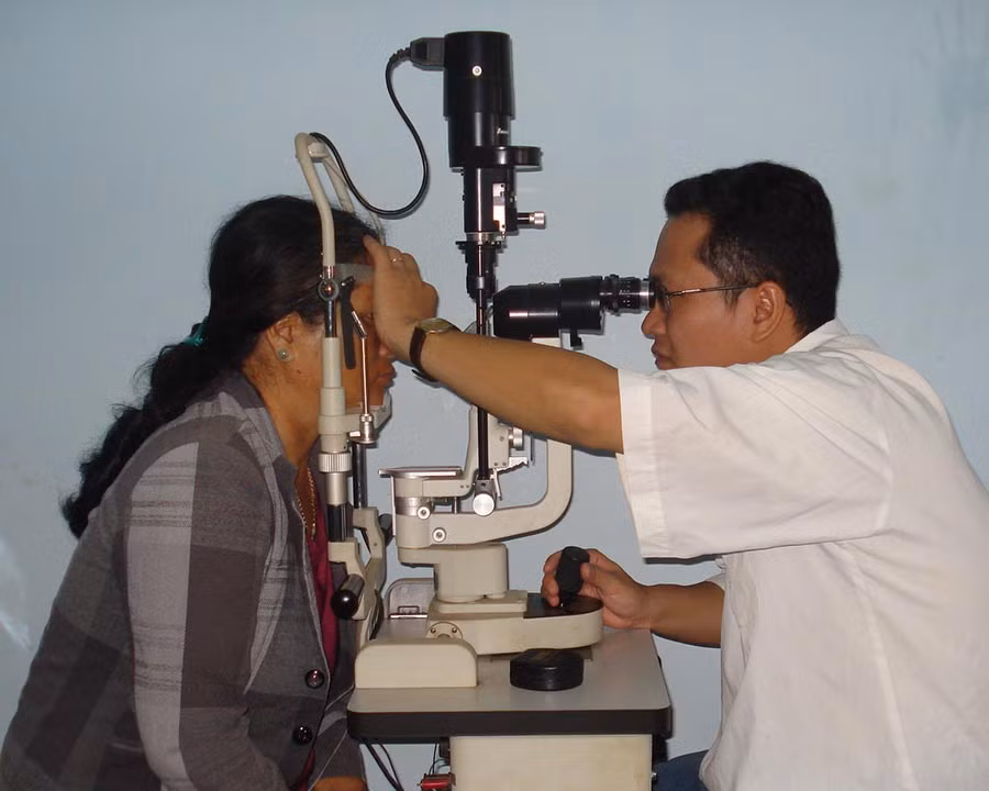  Khám mắt định kỳ kịp thời phát hiện các bệnh về mắt. Ảnh: N.N