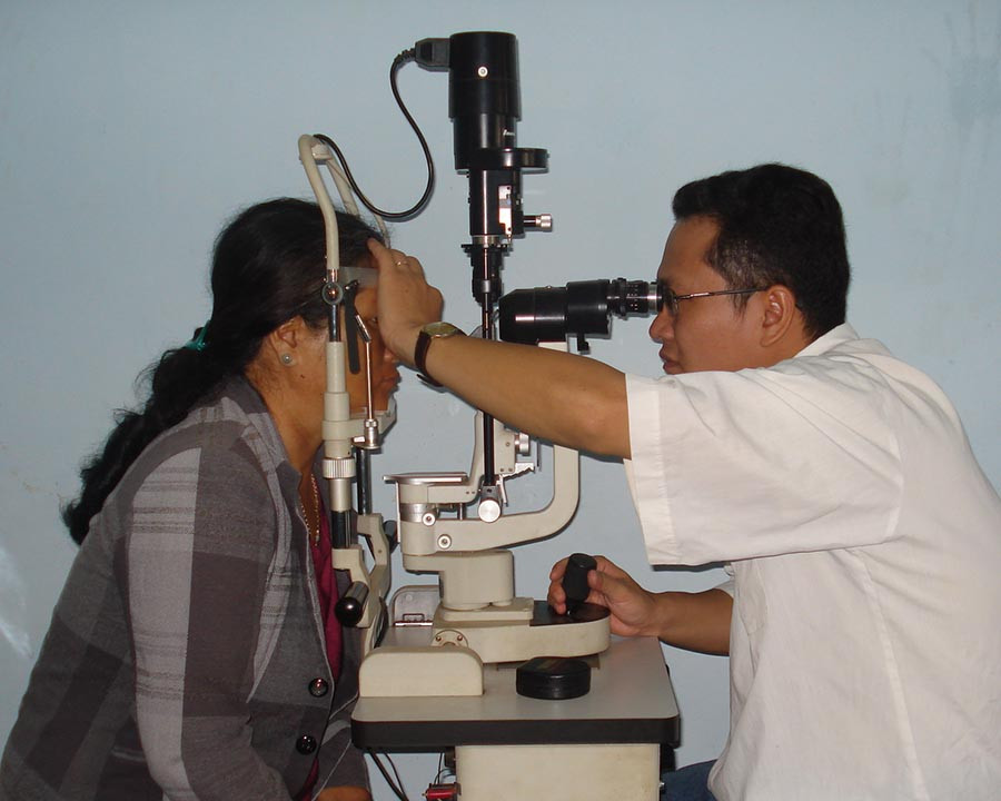  Khám mắt định kỳ kịp thời phát hiện các bệnh về mắt. Ảnh: N.N