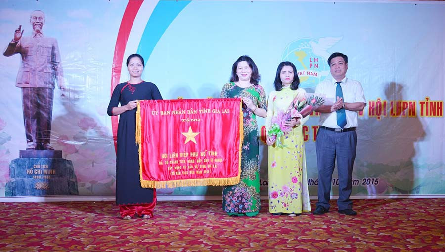 Hội LHPN tỉnh nhận cờ của UBND tỉnh vì đã có thành tích xuất sắc trong sự nghiệp xây dựng và bảo vệ tỉnh Gia Lai. Ảnh: P.D Hội LHPN tỉnh nhận cờ của UBND tỉnh vì đã có thành tích xuất sắc trong sự nghiệp xây dựng và bảo vệ tỉnh Gia Lai. Ảnh: P.D