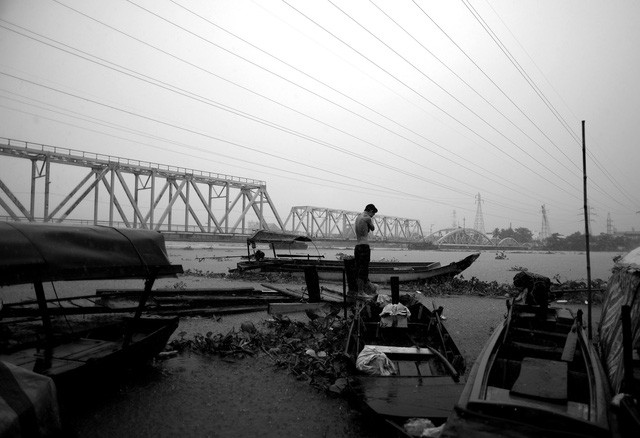 Những chiếc ghe cũ chắp vá, mỗi lần mưa gió họ lại phải tháo chạy lên bờ trú nhờ nhà dân vì sợ gió cuốn cả người lẫn ghe xuống sông.