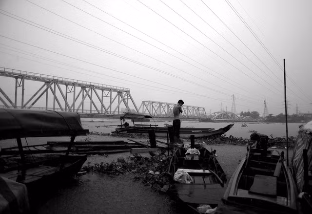 Những chiếc ghe cũ chắp vá, mỗi lần mưa gió họ lại phải tháo chạy lên bờ trú nhờ nhà dân vì sợ gió cuốn cả người lẫn ghe xuống sông.