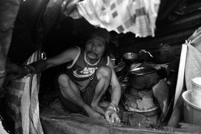 Chiếc ghe chật hẹp, vừa là nơi ở cũng là nơi nấu nướng và sinh hoạt của gia đình ông Ái.