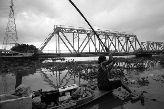 Gia đình ông Nguyễn Văn Ái (53 tuổi) có ba thế hệ cùng sống trên ghe. Vợ và con ông ban ngày lên bờ đi làm thuê, ông chỉ ở nhà nấu cơm chờ vợ con về ăn. Những lúc rảnh rỗi, ông Ái chèo ghe đi lượm ve chai trên sông để bán.