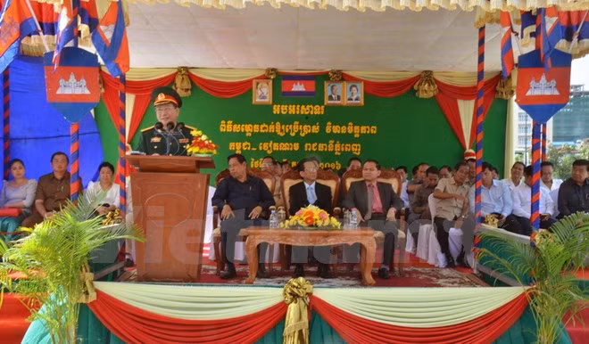 Các đại biểu dự lễ khánh thành Đài tưởng niệm.