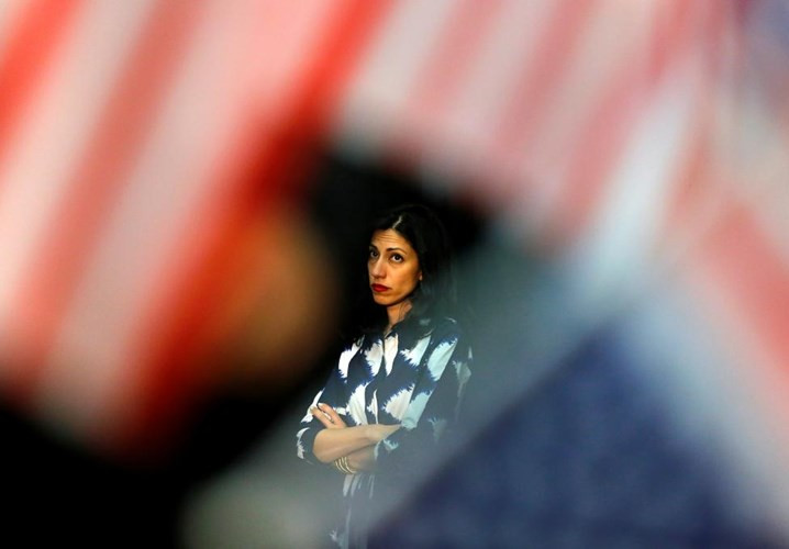 Nữ trợ lý của bà Hillary Clinton đứng ở phía sau khi cựu Ngoại trưởng Mỹ vận động ở Fresno, California hôm 4-6-2016.