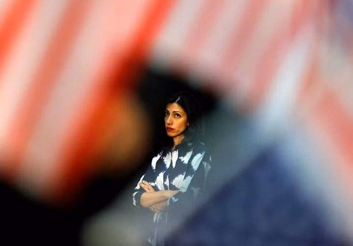 Nữ trợ lý của bà Hillary Clinton đứng ở phía sau khi cựu Ngoại trưởng Mỹ vận động ở Fresno, California hôm 4-6-2016.