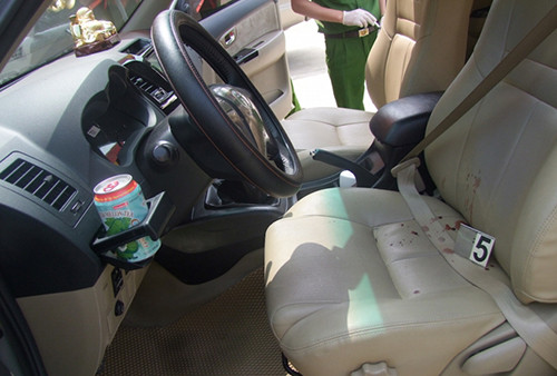 Chiếc xe vấy máu khi tài xế vật lộn với tên cướp. Chiếc xe vấy máu khi tài xế vật lộn với tên cướp.