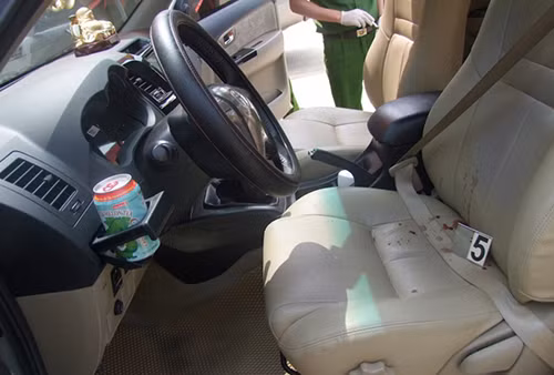 Chiếc xe vấy máu khi tài xế vật lộn với tên cướp.