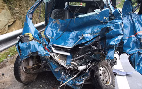 Xe tải 60C - 283.09 bị biến dạng hoàn toàn.