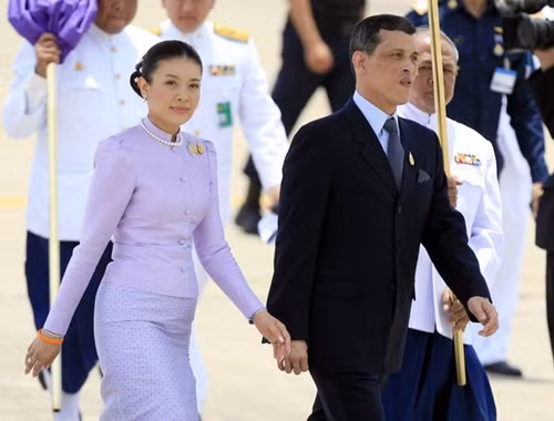  Thái tử Maha Vajiralongkorn và vương phi Srirasmi Suwadee vào năm 2006 khi chưa ly dị nhau. Ảnh: Reuters