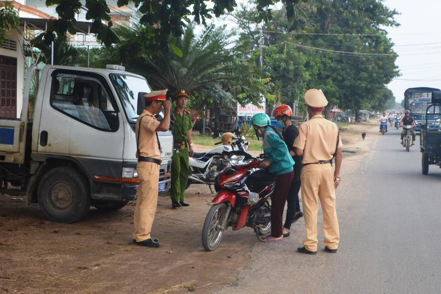 Đội Cảnh sát Giao thông Công an huyện Phú Thiện kiểm tra việc chấp hành các quy định về trật tự ATGT của người dân. Ảnh: H.S Đội Cảnh sát Giao thông Công an huyện Phú Thiện kiểm tra việc chấp hành các quy định về trật tự ATGT của người dân. Ảnh: H.S