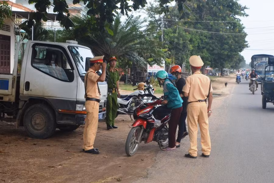 Đội Cảnh sát Giao thông Công an huyện Phú Thiện kiểm tra việc chấp hành các quy định về trật tự ATGT của người dân. Ảnh: H.S Đội Cảnh sát Giao thông Công an huyện Phú Thiện kiểm tra việc chấp hành các quy định về trật tự ATGT của người dân. Ảnh: H.S