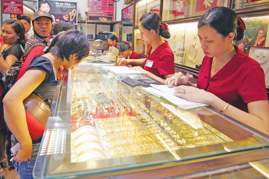 Người dân giao dịch tại một cơ sở mua bán vàng. Người dân giao dịch tại một cơ sở mua bán vàng.