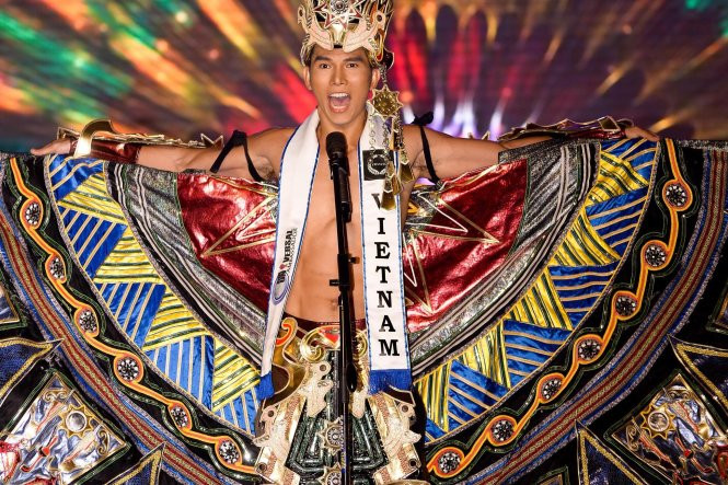 Ngọc Tình trong phần thi trang phục dân tộc tại Nam vương Đại sứ hoàn cầu 2016 Ngọc Tình trong phần thi trang phục dân tộc tại Nam vương Đại sứ hoàn cầu 2016