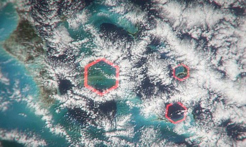 Các nhà khoa học mới cho hay những đám mây hình lục giác có thể tạo ra sức gió khủng khiếp lên tới 270 km/giờ được cho là nguyên nhân gây ra những vụ mất tích bí ẩn ở tam giác quỷ Bermuda. Các nhà khoa học mới cho hay những đám mây hình lục giác có thể tạo ra sức gió khủng khiếp lên tới 270 km/giờ được cho là nguyên nhân gây ra những vụ mất tích bí ẩn ở tam giác quỷ Bermuda.