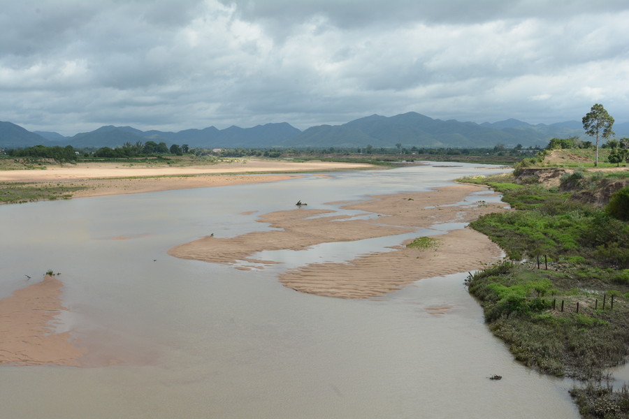Dù đang giữa mùa mưa nhưng sông Ba đoạn chảy qua huyện Krông Pa cạn kiệt nước. Ảnh: M.T Dù đang giữa mùa mưa nhưng sông Ba đoạn chảy qua huyện Krông Pa cạn kiệt nước. Ảnh: M.T