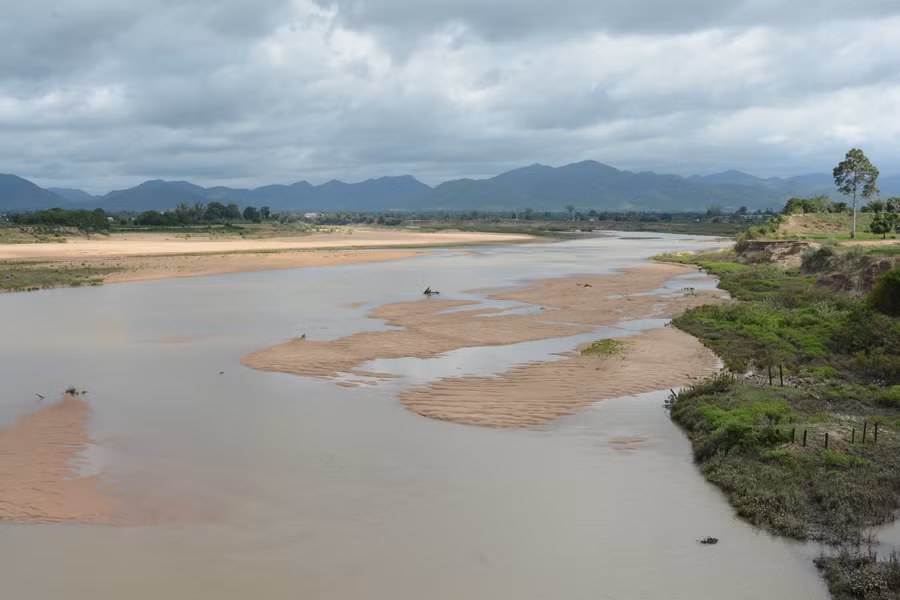 Dù đang giữa mùa mưa nhưng sông Ba đoạn chảy qua huyện Krông Pa cạn kiệt nước. Ảnh: M.T