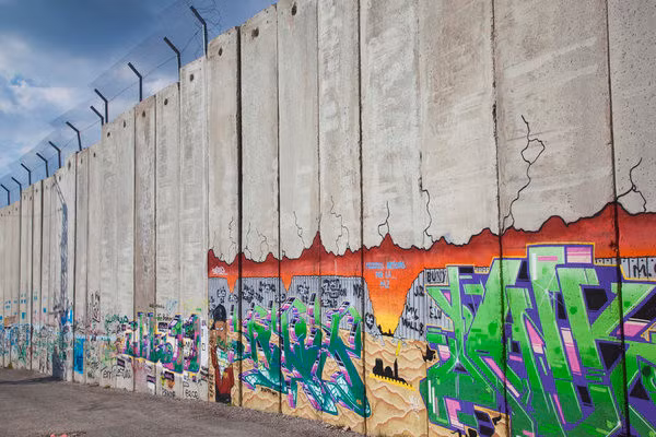 Tường rào Bờ Tây của Israel là một hàng rào điện dài 110km, được xây từ năm 2002 nhằm ngăn chặn những người đánh bom tự sát Palestine xâm nhập vào Israel.