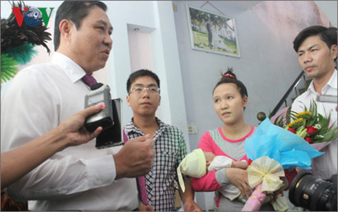 Ông Huỳnh Đức Thơ-Chủ tịch UBND thành phố Đà Nẵng trao giấy khai sinh, hộ khẩu, bảo hiểm y tế cho bố mẹ của cháu bé mới ra đời. Ông Huỳnh Đức Thơ-Chủ tịch UBND thành phố Đà Nẵng trao giấy khai sinh, hộ khẩu, bảo hiểm y tế cho bố mẹ của cháu bé mới ra đời.