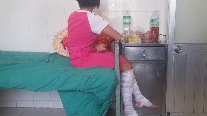 Em T. hiện đang phải điều trị tại Bệnh viện đa khoa Ninh Hòa do bị bỏng sau khi đốt trường