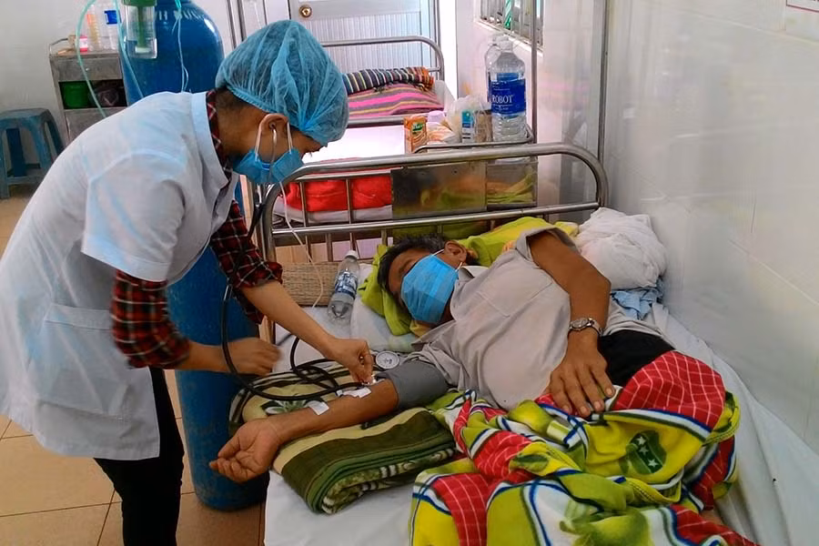 Chăm sóc bệnh nhân lao. Ảnh: N.N