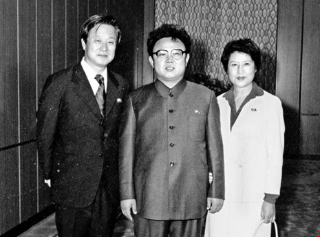 Cố lãnh đạo Triều Tiên Kim Jong-il (giữa) cùng với ông Shin Sang-ok (trái) và bà nữ diễn viên Hàn Quốc Choi Eun-hee. Ảnh: Korea Joongang Daily Cố lãnh đạo Triều Tiên Kim Jong-il (giữa) cùng với ông Shin Sang-ok (trái) và bà nữ diễn viên Hàn Quốc Choi Eun-hee. Ảnh: Korea Joongang Daily