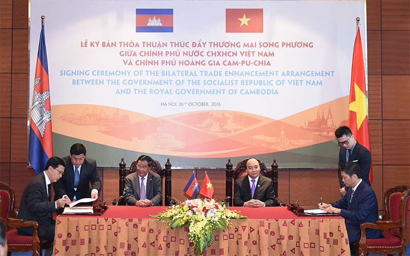 Lễ ký Bản thỏa thuận thúc đẩy thương mại song phương giữa Chính phủ nước Cộng hòa XHCN Việt Nam và Chính phủ Hoàng gia Campuchia.