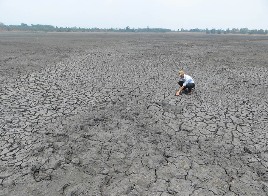 Hồ Ia Mơ Nông (huyện Chư Pah, tỉnh Gia Lai) trơ đáy. Ảnh: M.T