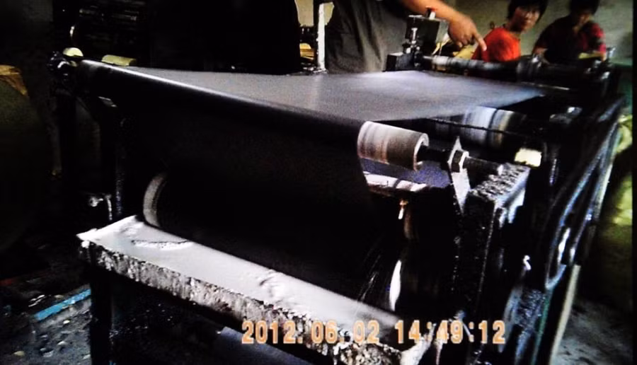 Máy cán vỏ túi tẩm thuốc trừ sâu dùng để bọc trái cây non.