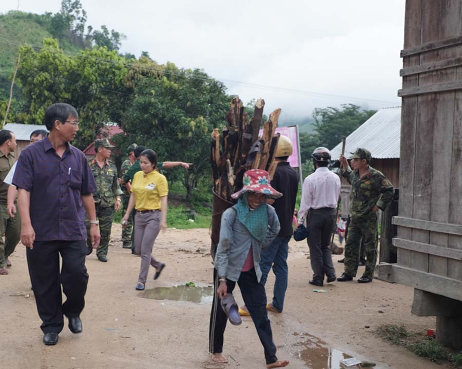 Chủ tịch UBND huyện Kông Chro Phan Văn Trung (ngoài cùng, bên trái) kiểm tra tình hình, chỉ đạo công tác di dời 60 hộ dân ra khỏi vùng sạt lở. Ảnh: H.N Chủ tịch UBND huyện Phan Văn Trung (ngoài cùng, bên trái) kiểm tra tình hình, chỉ đạo công tác di dời 60 hộ dân ra khỏi vùng sạt lở. Ảnh: H.N