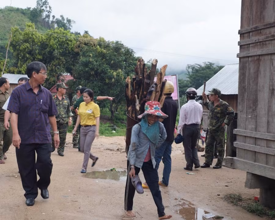  Chủ tịch UBND huyện Phan Văn Trung (ngoài cùng, bên trái) kiểm tra tình hình, chỉ đạo công tác di dời 60 hộ dân ra khỏi vùng sạt lở. Ảnh: H.N