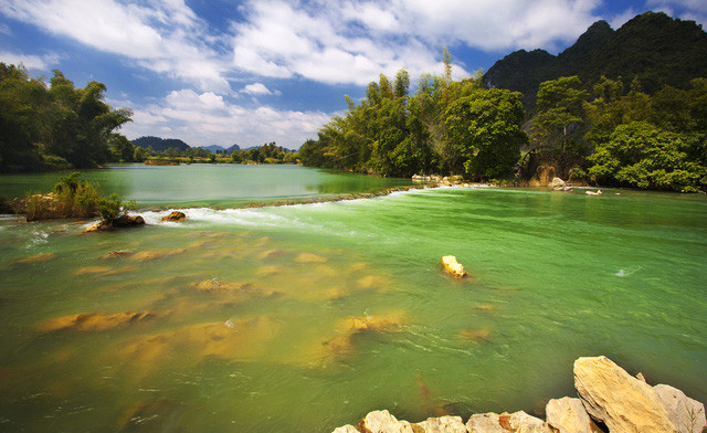  Lũy tre làng Việt soi bóng dưới dòng sông Quây Sơn xanh như ngọc