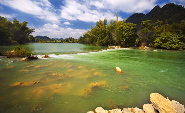  Lũy tre làng Việt soi bóng dưới dòng sông Quây Sơn xanh như ngọc