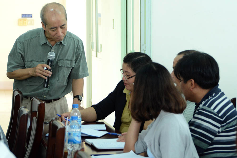 Hướng dẫn các học viên thực hành tại lớp tập huấn. Ảnh: M.T