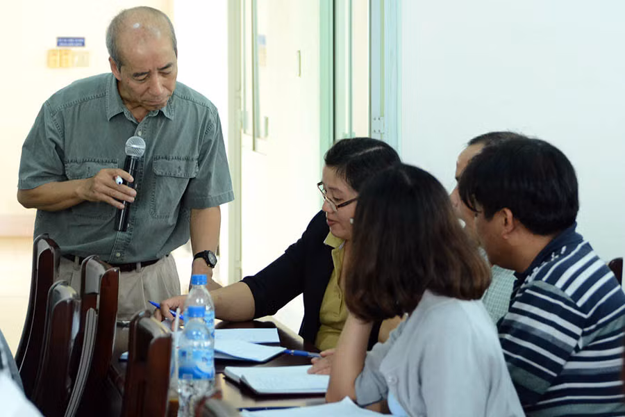 Hướng dẫn các học viên thực hành tại lớp tập huấn. Ảnh: M.T