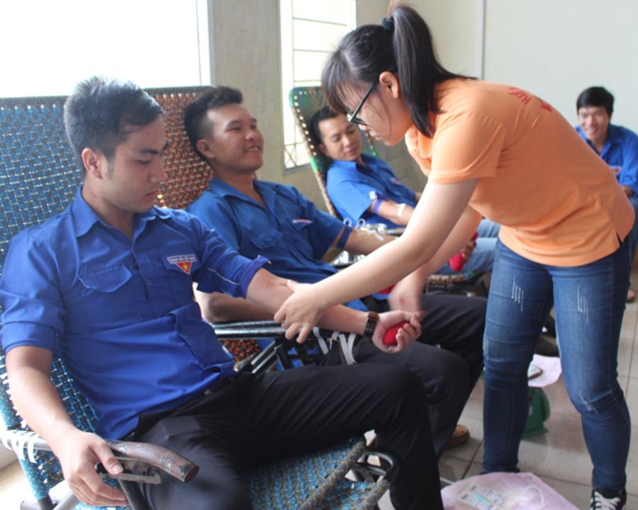  Đoàn viên, thanh niên Đoàn khối Doanh nghiệp t ỉnh tham gia hiến máu tình nguyện. Ảnh: P.L
